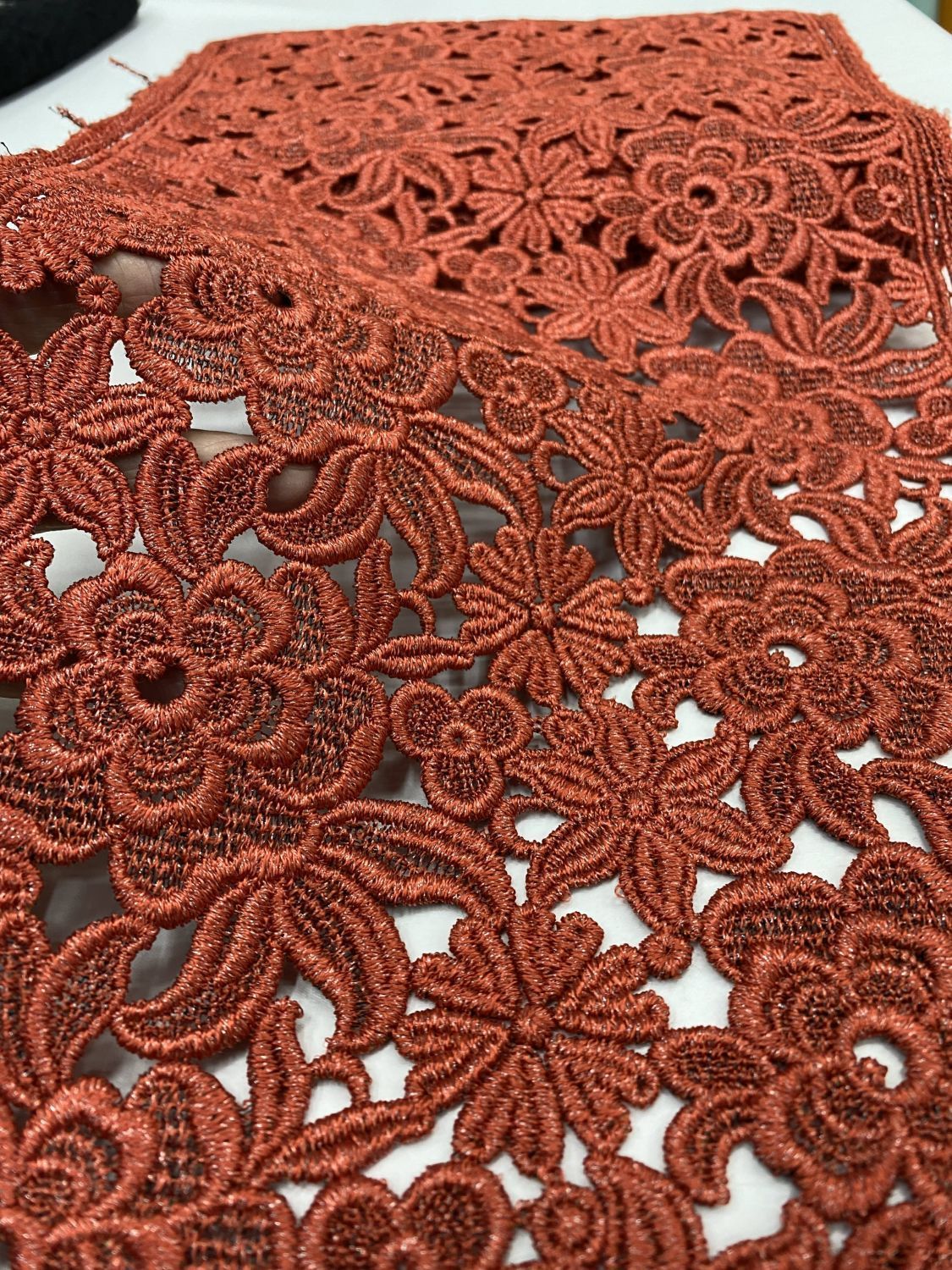 Ткань кружево макраме кораллового цвета шириной 25см