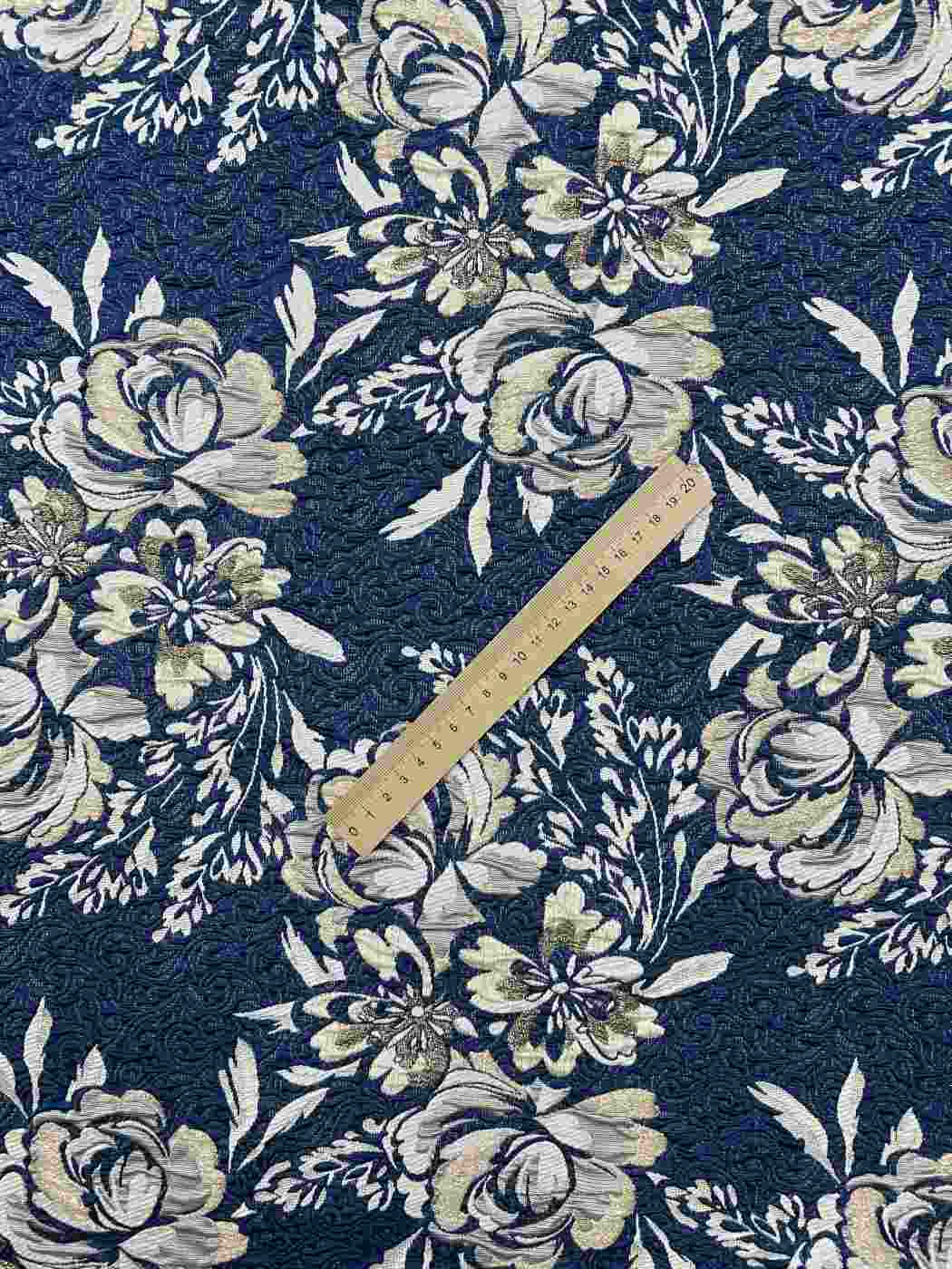 Ткань жаккардовая с бежевыми цветами на тёмно синем фоне