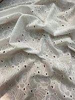 Ткань шитьё на хлопке белого цвета с розами