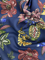 Ткань вискозная штапельная с цветочным рисунком на тёмно синем фоне
